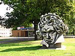 Betonskulptur "Beethon" vor der Beethovenhalle